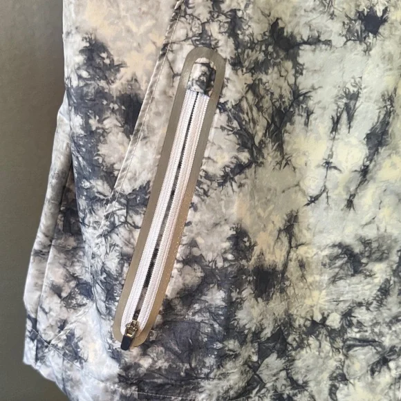 NWOT Stylish Gray Tie-Dye Sleeveless Vest - Picture 2 of 6